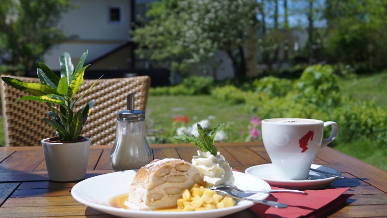 Köstliche Nachspeisen im Gastgarten genießen, © Hotel Belvedere