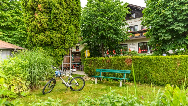 Radlerrast beim Gasthof St. Wolfgang, © Wiener Alpen/Martin Fülöp