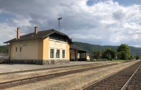 Bahnhof Aggsbach-Markt mit Gleisen und bewölktem Himmel., © Donau NÖ Tourismus