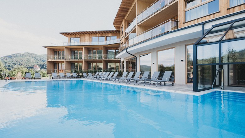 Pool mit Blick auf St. Wolfgang, © Heldentheater, Hotel Molzbachhof