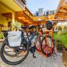 Fahrradparkplatz beim Hotel Post-Hönigwirt, © Wiener Alpen/Martin Fülöp