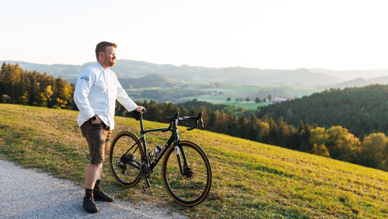 Wirt Andreas Ottner ist passionierter Biker, © Niederösterreich Werbung/Mara Hohla